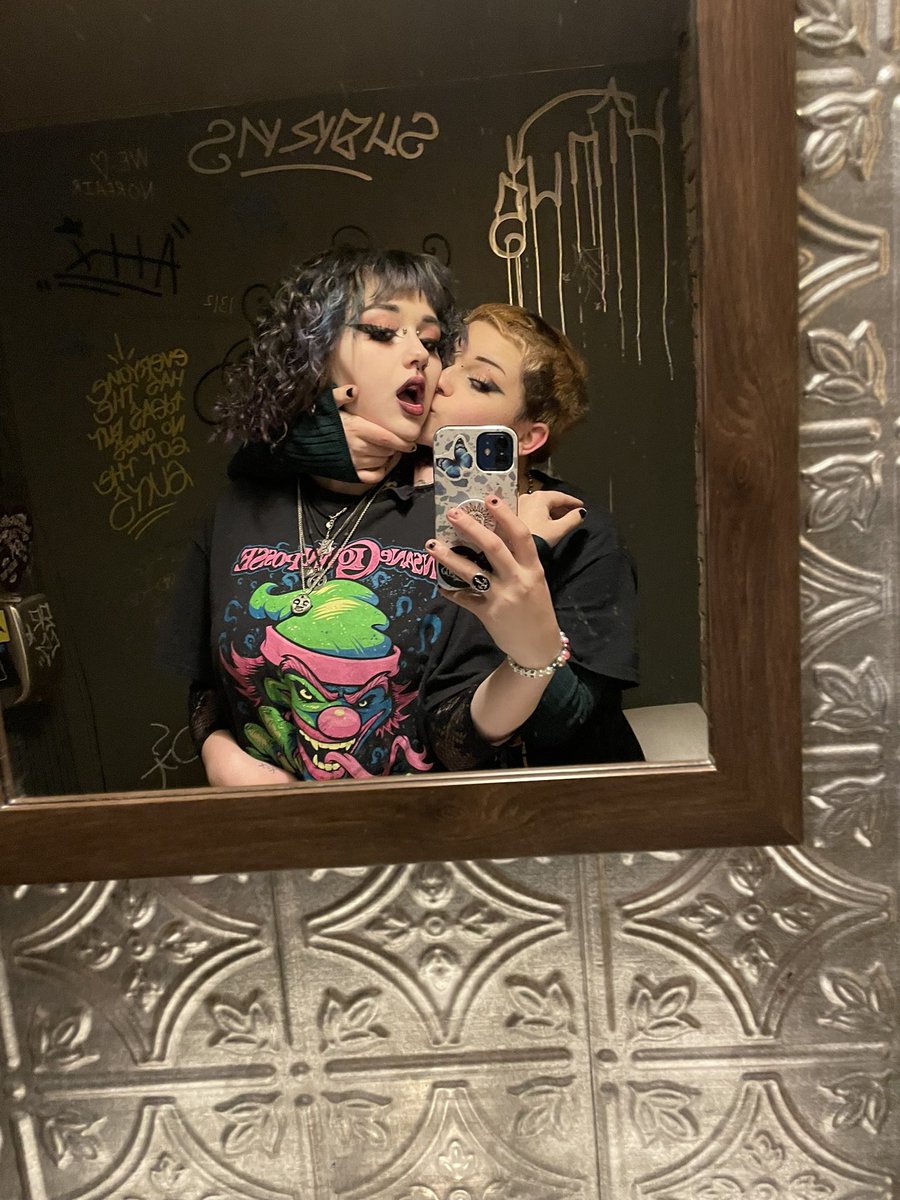 blwuzz's tweet photo. i love my wife so bad they r so pretty and i miss them so much https://t.co/McclIdFcQu