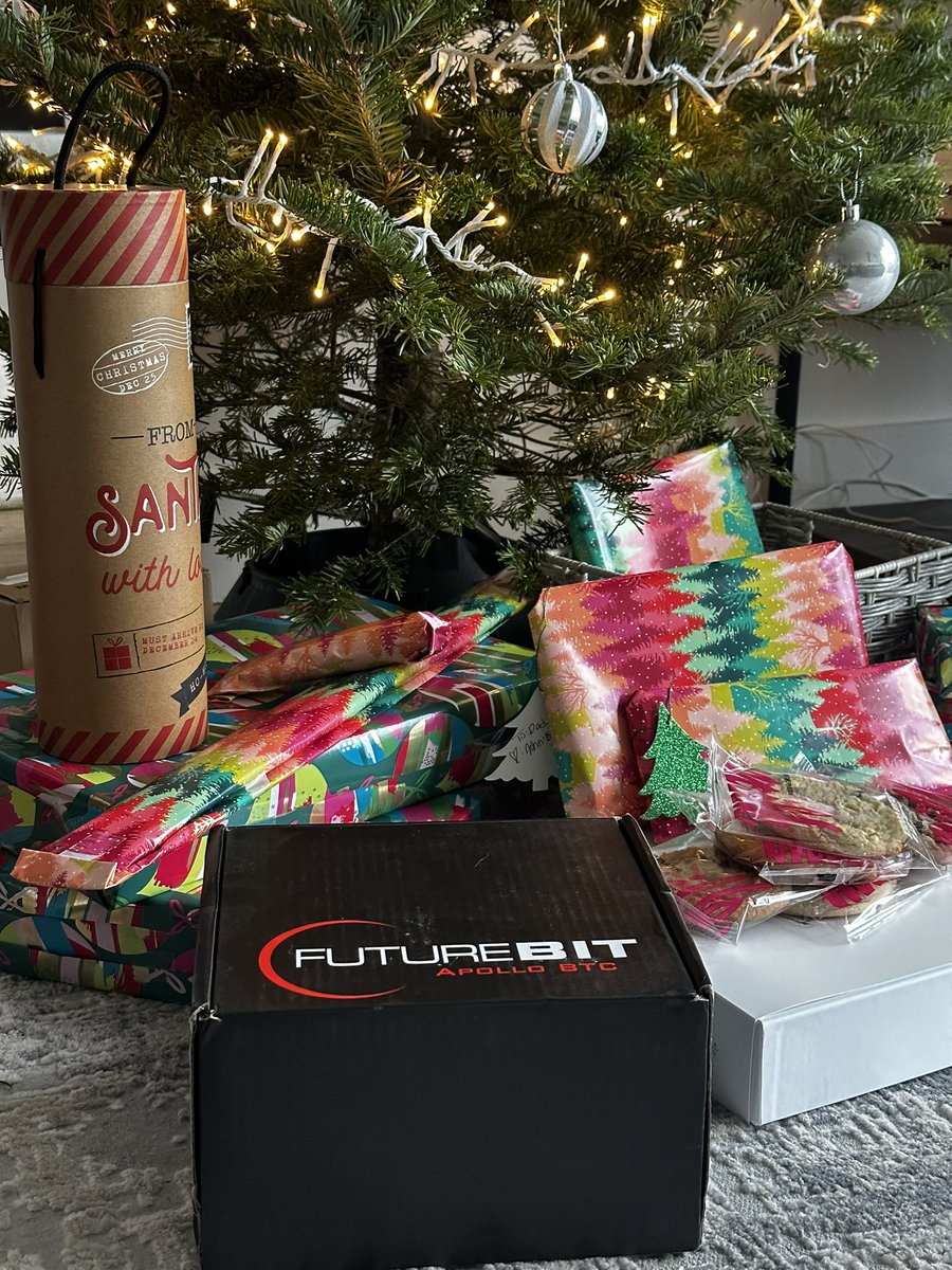 The last Apollo #BTC giveaway is here! Santa has it ready for delivery to one lucky Bitcoiner. Have us followed and Like, retweet, or comment for entry. Good luck! 🎁🎊🎄 #Bitcoin