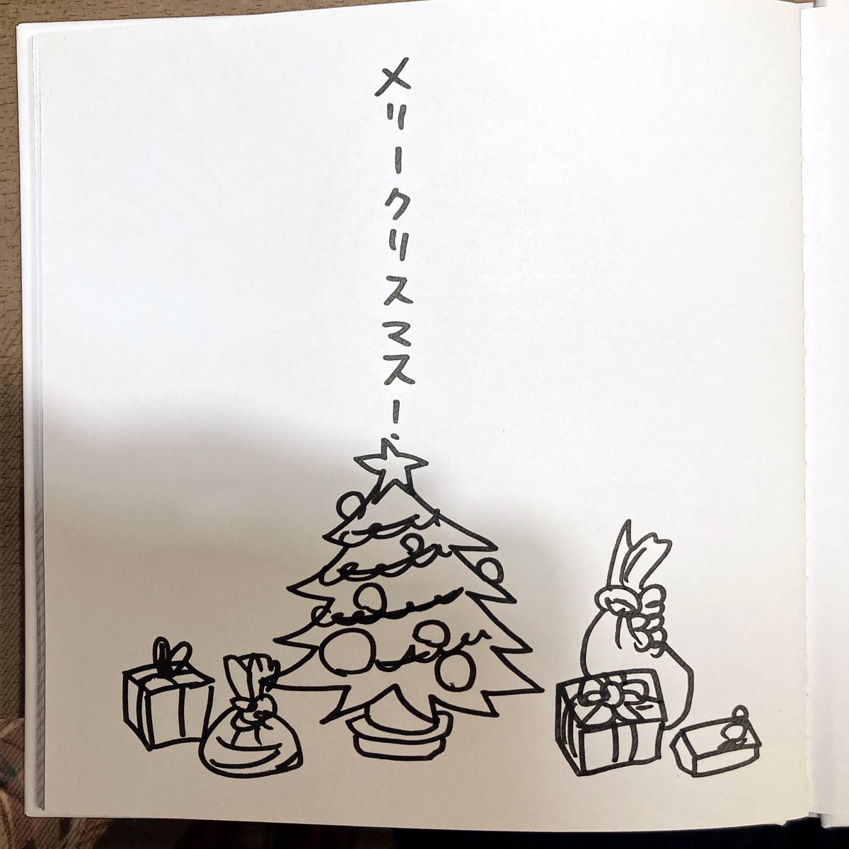 できた!我が家の3歳児へのクリプレ。無地の絵本を買ってきてマッキーでお絵かき。
2歳誕でも同じように成長記録的な内容の絵本を描いて渡して、クレヨンで塗っていいよ〜と。最終的に全ページ塗りつぶされ本がバラけるくらい大事にしてくれました。今回も喜んでくれるといいな。 