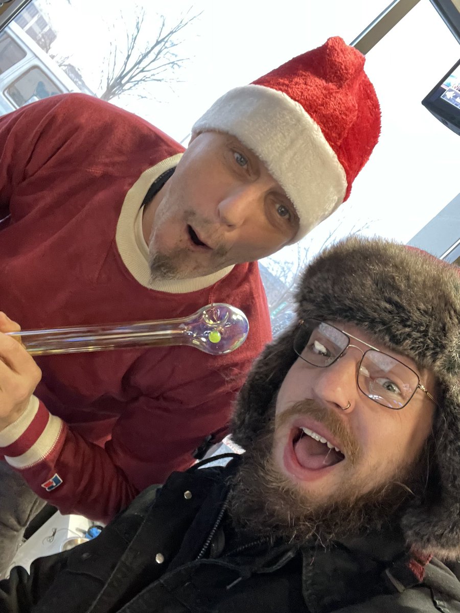DarrenMcCarty4's tweet photo. When the King @presents you with the Opitomy of #Scum. Your very own #HitFinley pipe. 🙏👊🔥❤️ to @Zach_Thomas_21 @dreadkinglogan
Ho Ho Ho yo damn self #score
#GetEducated #getmedicated https://t.co/ewN2eUhlds