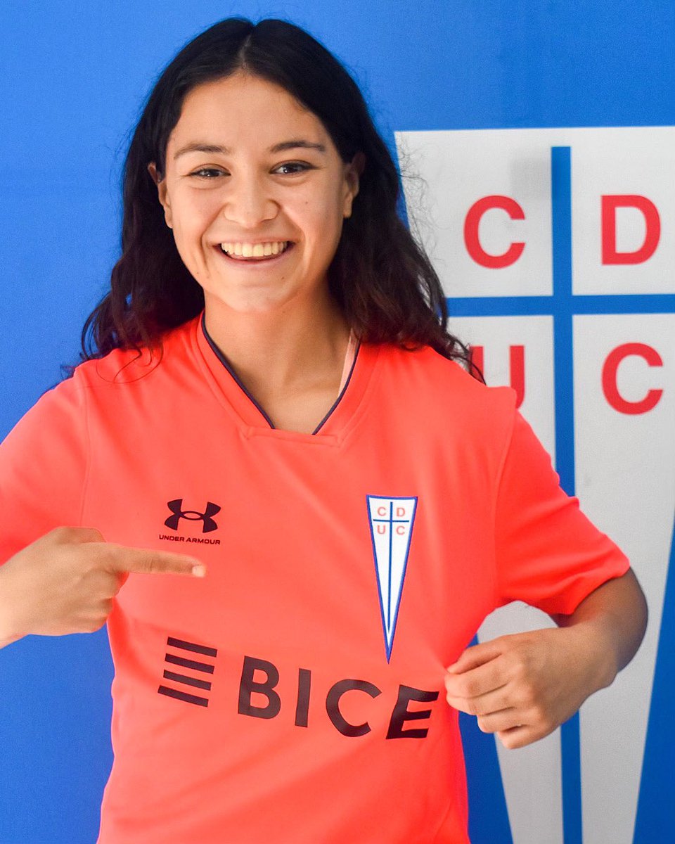 CruzadasOficial's tweet photo. ¡Qué bien te queda Emi! 🤩

La nueva volante de #LasCruzadas ya posó con la camiseta 👏

#LaGranCruzada⚪️🔵 https://t.co/V1IXdBoSmv