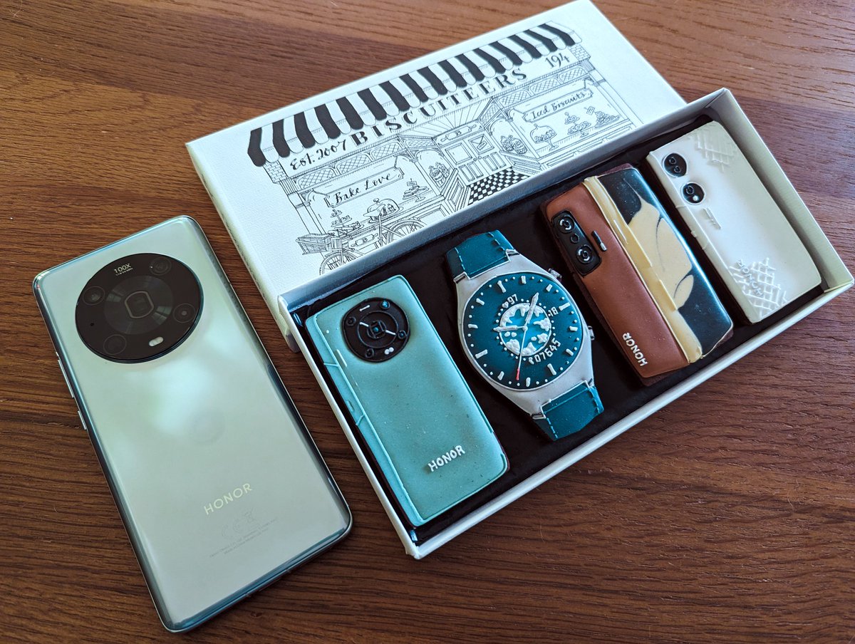 tkdsl8655's tweet photo. #thankyou to @honorglobal for These #amazing hand frosted cookies from @BiscuiteersLtd
The detail is crazy good as you can see on the #honormagic4pro and #honorwarch #honor70 and the #honormagicv #happtholidays #happynewyear @UKHonor https://t.co/e6LVvgcpqA