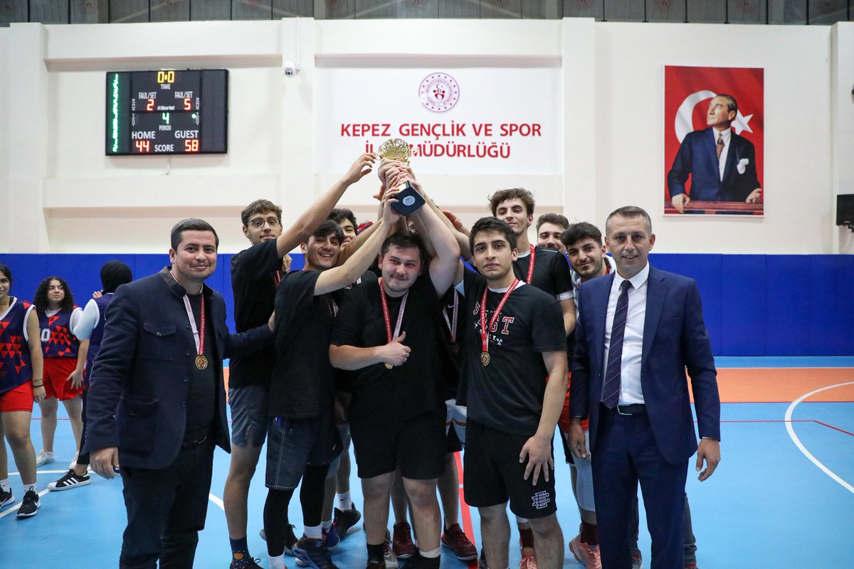AntalyaKYGM's tweet photo. Kepez Çok Amaçlı Spor Salonunda oynanan Yurtlar Arası Basketbol müsabakaları final maçlarıyla tamamlandı.

Kızlarda
Akdeniz Yurdu🥇

Erkeklerde
Şehzade Korkut Yurdu🥇
Serik Yurdu 🥈

Derece alan öğrencilerimizi tebrik eder,başarılarının devamını dileriz. https://t.co/RJXWWXPiEr