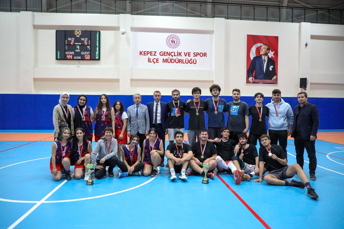 AntalyaKYGM's tweet photo. Kepez Çok Amaçlı Spor Salonunda oynanan Yurtlar Arası Basketbol müsabakaları final maçlarıyla tamamlandı.

Kızlarda
Akdeniz Yurdu🥇

Erkeklerde
Şehzade Korkut Yurdu🥇
Serik Yurdu 🥈

Derece alan öğrencilerimizi tebrik eder,başarılarının devamını dileriz. https://t.co/RJXWWXPiEr