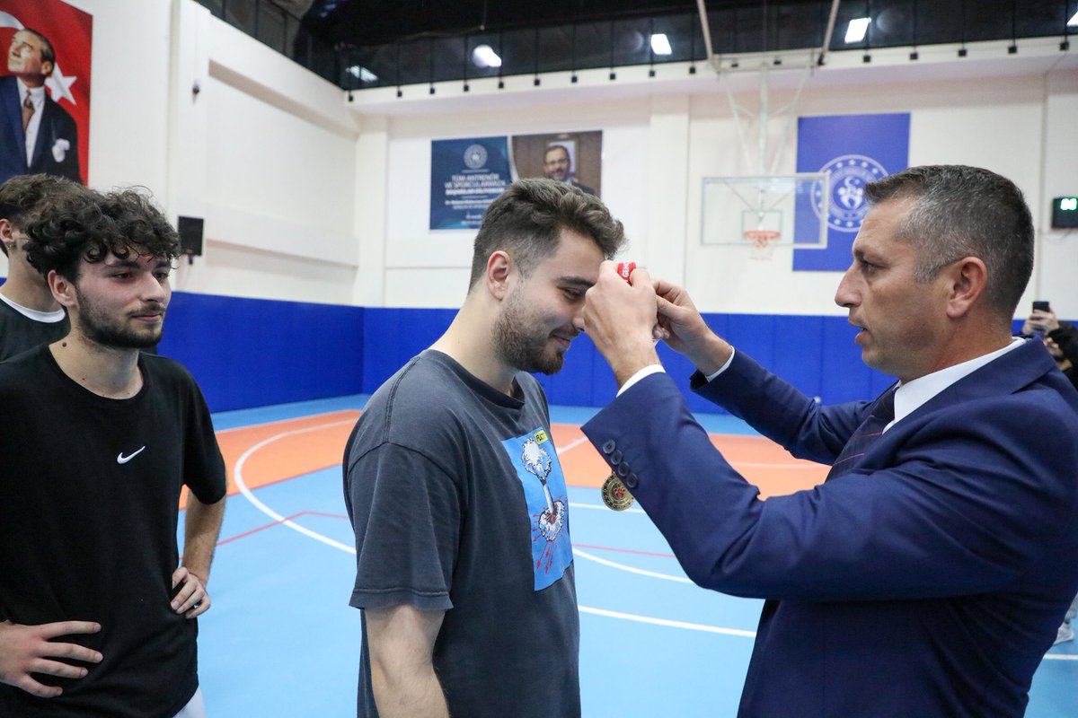 AntalyaKYGM's tweet photo. Kepez Çok Amaçlı Spor Salonunda oynanan Yurtlar Arası Basketbol müsabakaları final maçlarıyla tamamlandı.

Kızlarda
Akdeniz Yurdu🥇

Erkeklerde
Şehzade Korkut Yurdu🥇
Serik Yurdu 🥈

Derece alan öğrencilerimizi tebrik eder,başarılarının devamını dileriz. https://t.co/RJXWWXPiEr