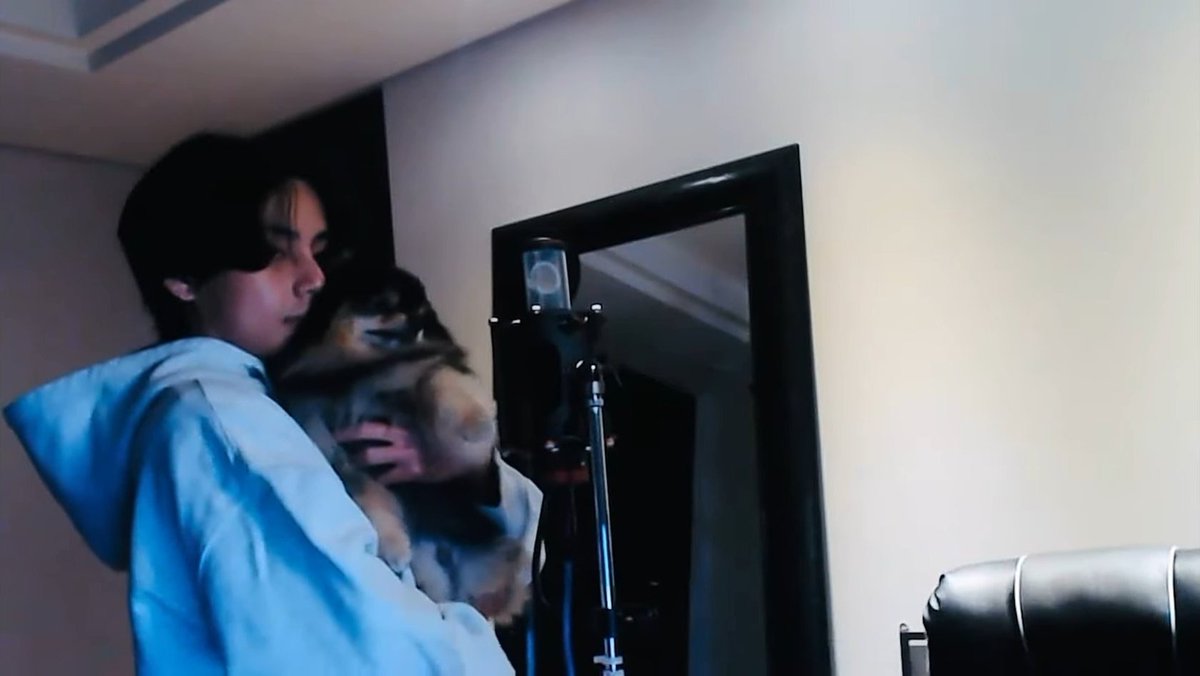 kiss_seven7's tweet photo. — #Taehyung durante la grabación del cover cargo a su perrito Yeontan, a lo que Yeontan le empezó a lamer la carita, y Tae no sé resistió así que le empezó a dar cariñito y besitos mientras lo mecía al ritmo de la canción. ESTO ES DEMASIADO TIERNO 😭 https://t.co/Bw6DkXevuC