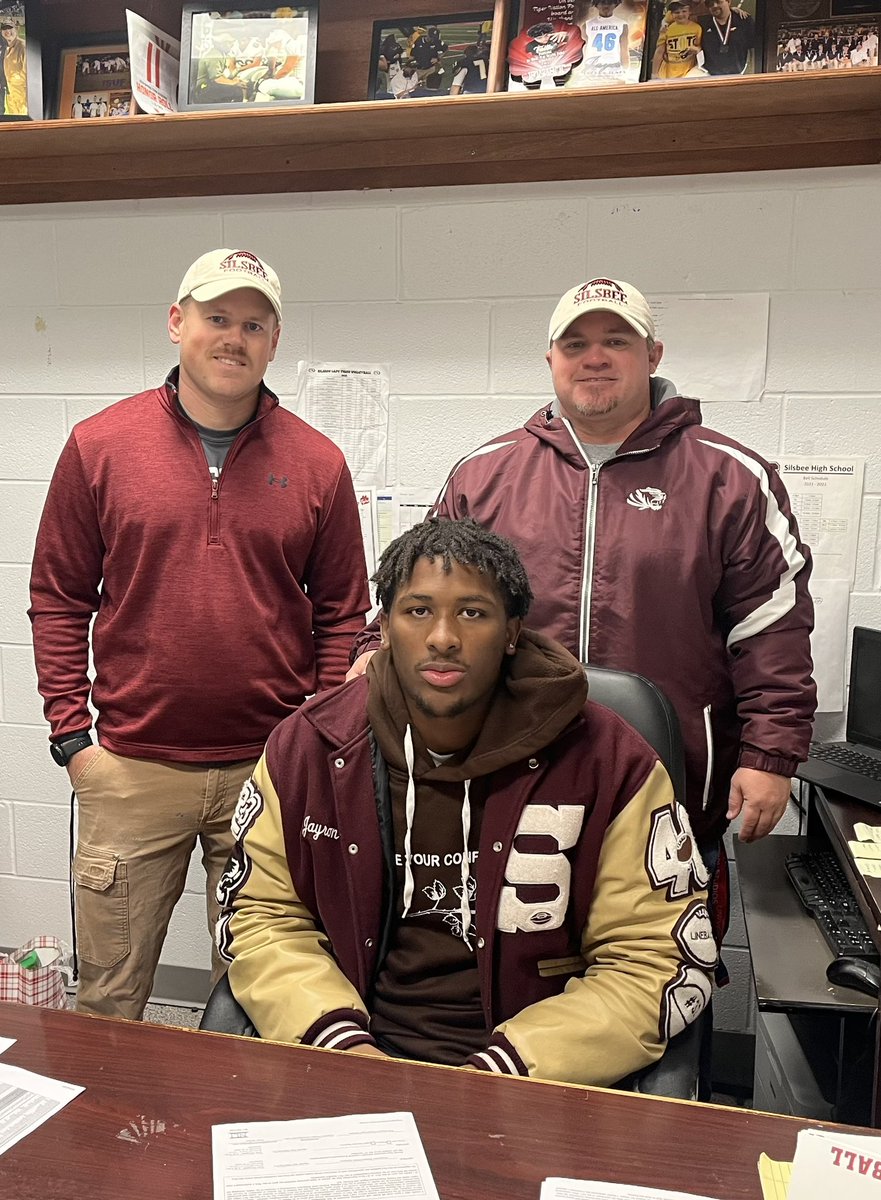 Silsbee ISD (@silsbeeisd) on Twitter photo ✅COMMITTED✅ | Senior <a href="/jayronwilliams_/">Jayron Williams</a> has officially signed his letter of intent to play football at Lamar University! He dominated on the field for the Tigers, now he is taking his talents to the next level!
Join us in congratulating him and wishing him the best! 🏈🐅 ✅COMMITTED✅ | Senior <a href="/jayronwilliams_/">Jayron Williams</a> has officially signed his letter of intent to play football at Lamar University! He dominated on the field for the Tigers, now he is taking his talents to the next level!
Join us in congratulating him and wishing him the best! 🏈🐅