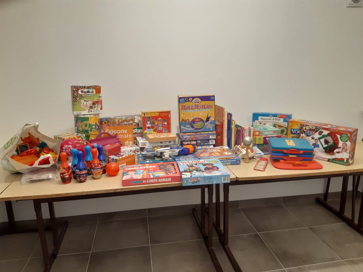 Les élèves du CVC sont à l'origine d'une collecte de jouets en partenariat avec Les Eco Ados (association créée par des élèves) pour le bénéfice de la Croix Rouge. 
Un grand merci aux adultes du CVC qui ont assuré les permanences de collecte.
#CVC
#solidarité