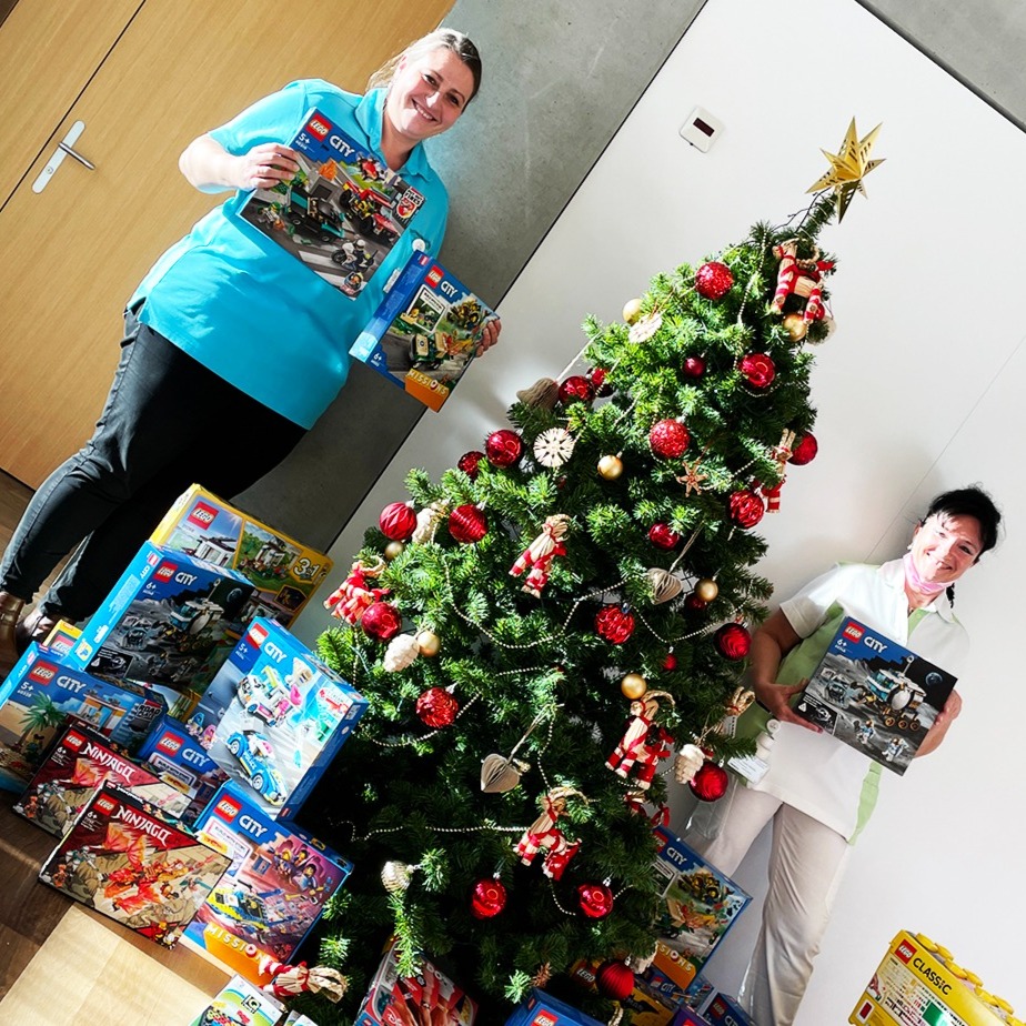 KantonsspitalGR's tweet photo. Ja ist denn heute schon Weihnachten? Vielen Dank an Andreas Kunz und den Verein SwissLUG für die grosszügige Spende. Die Kinder in unserer Kinderklinik freuen sich riesig über die 30 Lego-Sets. https://t.co/7Vxjz4SxSZ
