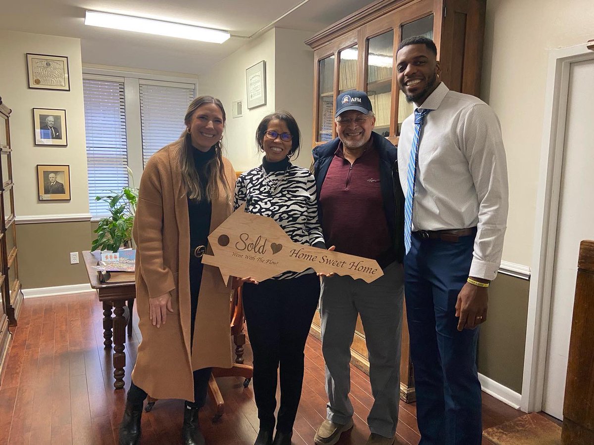 jflow41's tweet photo. Another closing… had to bring the babies to @_jessicaflowers_ first closing 😂 but hey.. gota do what you gota do 💪🏾 Congrats to my clients in their new farm and thanks for trusting us with your transaction! 🤞🏾 #Wentwiththeflow #realestate #wvrealestate #westvirginia https://t.co/hVrBTZPh5F