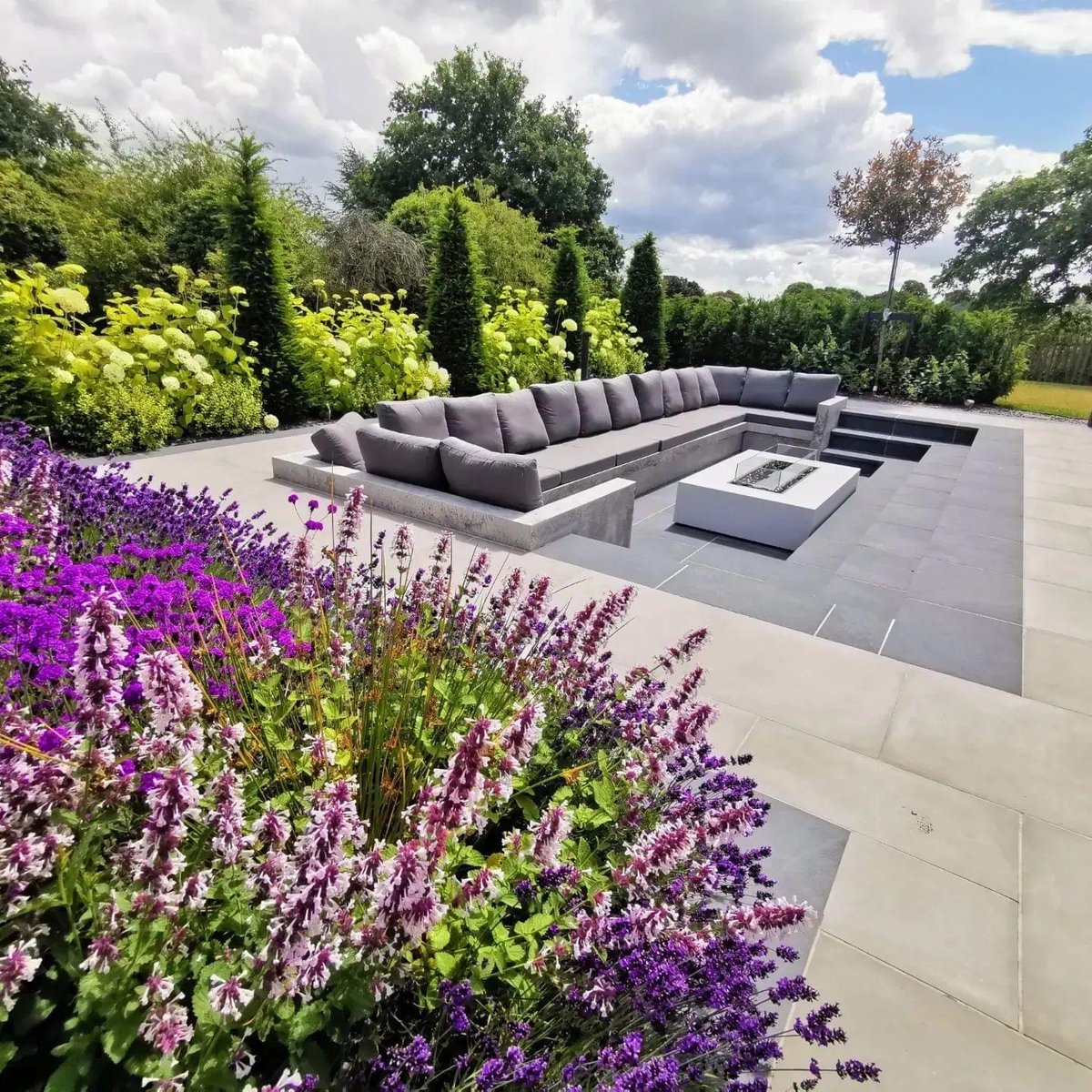 _LONDONSTONE's tweet photo. 🎄 Our final #FridayFeature of 2022!

🙏 Thanks to Bancroft Lee Landscapes for showcasing our products so wonderfully!

⚒ Cement + Slab Coke Porcelain are featured in several guises - as paving, steps, copings, and stepping stones.

🏡 https://t.co/pXJeiAWUPp

#ThisIsLondonStone https://t.co/GTWQ5V7dRl