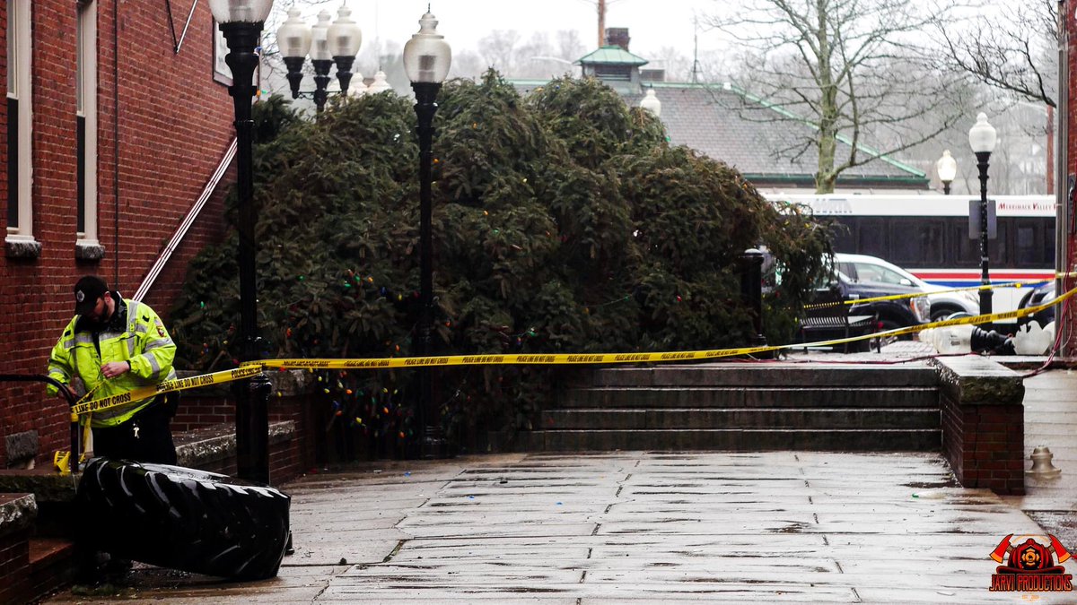 Haverhill Police and Haverhill DPW responded quickly to downtown Haverhill to the city's fallen Christmas Tree around 10 am on 12/23/2022. #haverhillma #haverhillpolice @HaverhillPolice #downtownhaverhill #christmas #xmas #jarviproductions