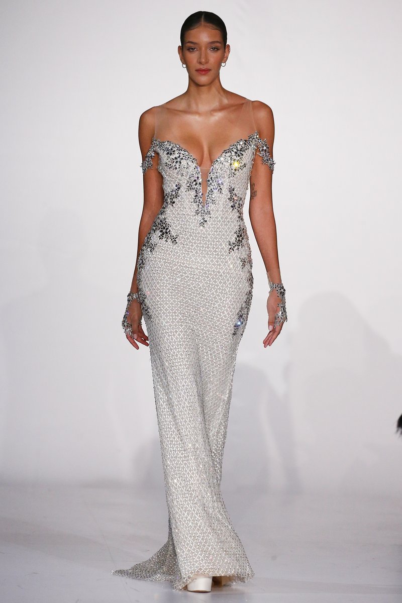 pninatornai's tweet photo. Sparkle for the season! ✨ #MariagesCollection Style 4962T has the most bling of any gown in the collection. #QueenofBling
Try it on during the next Pnina Tornai trunk show @KleinfeldBridal from 1/26 - 2/5: https://t.co/zlx8uZwndS https://t.co/lLyrKiu2th