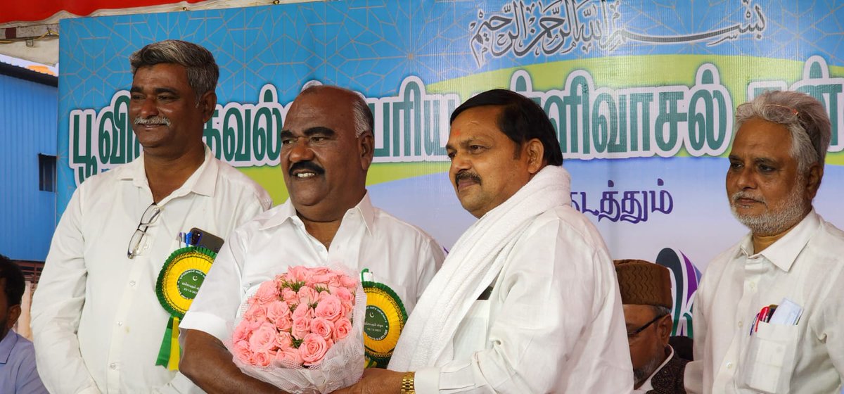 ParaniMari's tweet photo. #23டிசம்பர்  #அமைச்சர்_Ksமஸ்தான் 
#பரணிமாரி 
பரணிபுத்துர்ஊராட்சியில் பள்ளிவாசல் மற்றும் மதரசா அடிக்கல் நாட்டு விழாவிற்கு வருகை தந்த மாண்புமிகு சிறுபான்மையினர் நலன் வக்ஃப் மற்றும் வெ��ிநாடு வாழ் தமிழர் நலத்துறை அமைச்சர் செஞ்சி K.S.மஸ்தான் அவர்களை மரியாதை நிமித்தமாக சந்தித்த பொழுது. https://t.co/g5rw8Oljit