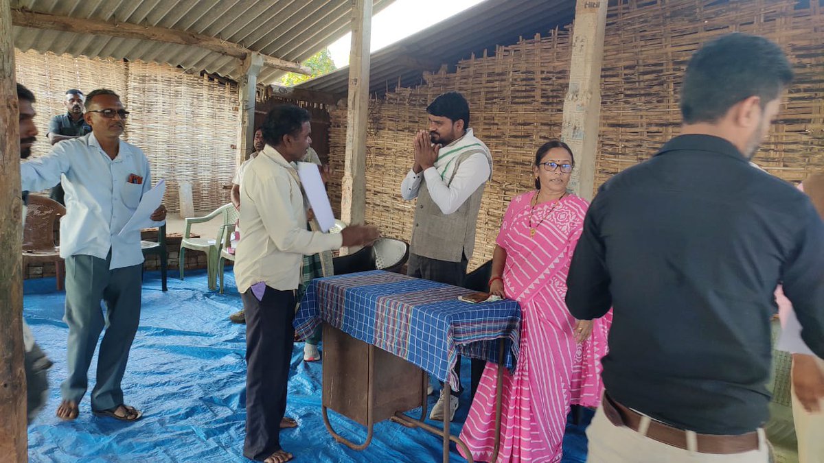 vikramvasav's tweet photo. મારા વિધાનસભા ક્ષેત્ર મા એક વર્ષ અગાઉ આકસ્મિક રીતે 19 જેટલા પરિવારજનો ના ઘરો બળી ગયા હતા,જેમને સરકાર શ્રી તરફથી આપવામાં આવતી આર્થિક સહાય મળેલ ન હતી.  જેની નોંધ લઈ અકસ્માત નો ભોગ બનનાર 19 જેટલાં પરિવારજનો ને રૂ.14,51,300 જેટલી રકમ આર્થિક સહાય આપવામાં આવી.
@AAPGujarat @Gopal_Italia https://t.co/9aZPOuNzsB