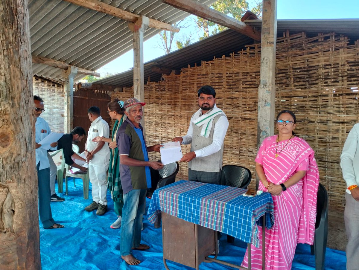 vikramvasav's tweet photo. મારા વિધાનસભા ક્ષેત્ર મા એક વર્ષ અગાઉ આકસ્મિક રીતે 19 જેટલા પરિવારજનો ના ઘરો બળી ગયા હતા,જેમને સરકાર શ્રી તરફથી આપવામાં આવતી આર્થિક સહાય મળેલ ન હતી.  જેની નોંધ લઈ અકસ્માત નો ભોગ બનનાર 19 જેટલાં પરિવારજનો ને રૂ.14,51,300 જેટલી રકમ આર્થિક સહાય આપવામાં આવી.
@AAPGujarat @Gopal_Italia https://t.co/9aZPOuNzsB