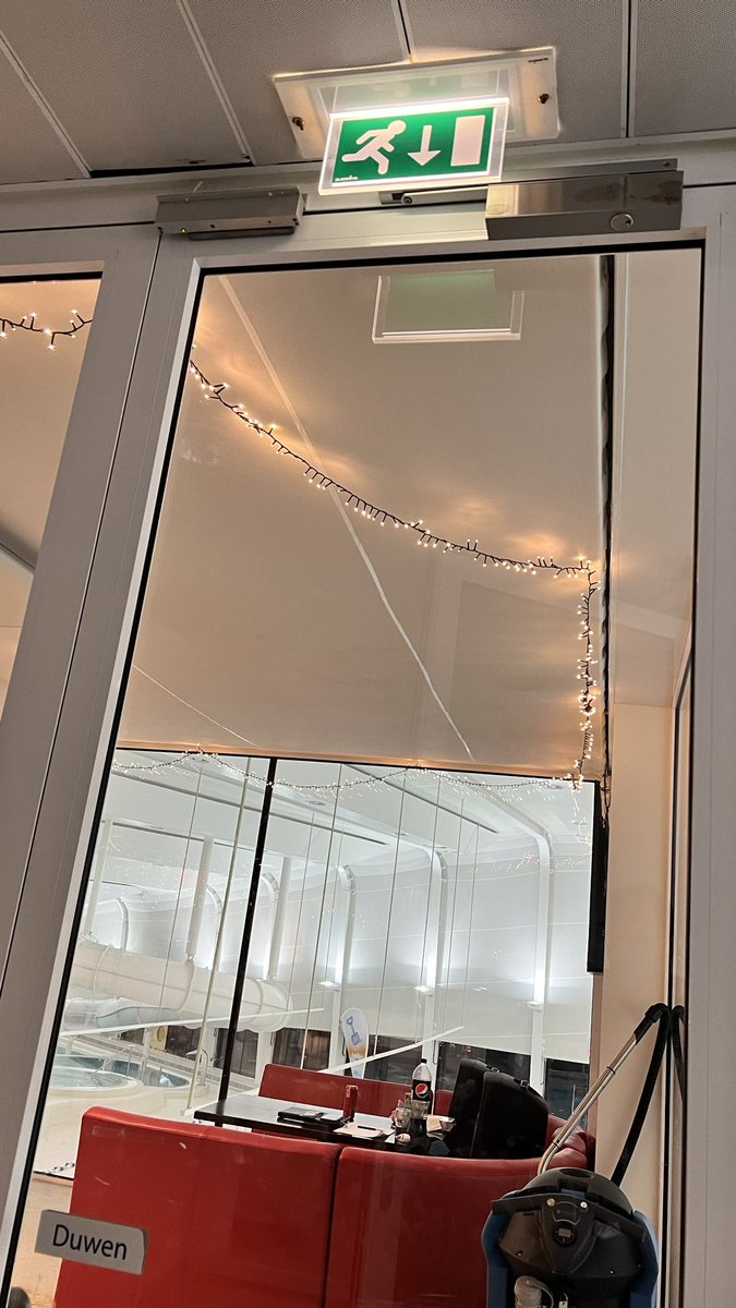 ddengelsen's tweet image. Lekker gevaarlijk @hofbad @GemeenteDenHaag nooduitgang hoort niet gesloten te zijn. Medewerker aangesproken verwijst door naar gemeente.