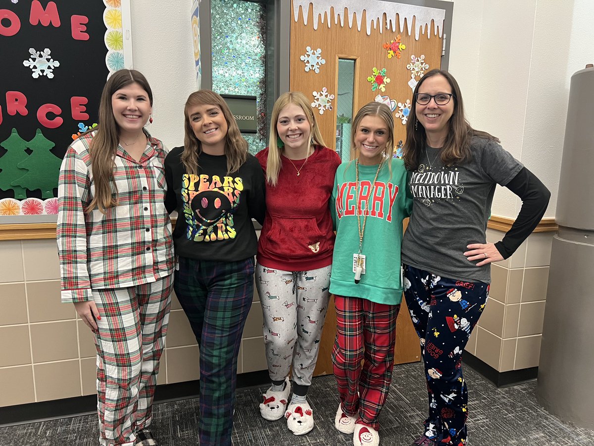 MsWomack1st's tweet photo. Winter break is here and we couldn’t be more excited! Happy Holidays everyone 🎄 https://t.co/HK81vAyYpt