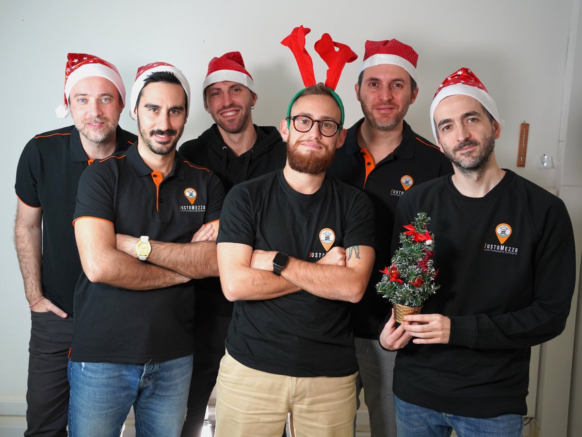 JustoMezzo's tweet photo. E alla fine, anche noi ci siamo fatti la foto natalizia. 📸
Tanti auguri di Buone Feste a tutti voi! 🎄 https://t.co/ois5Yk7LxP