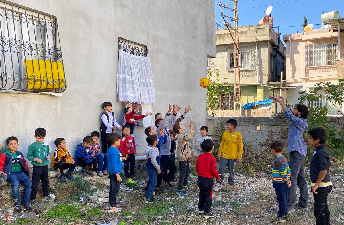 Sabahtan şenliğin yapılacağı yere gidince bir önceki gün dağıttığımız kıyafetlerle süslenmiş onlarca çocuğu kapıda dizilmiş buluyoruz. Şenliği her yıl İstanbul'a dönmeden hemen önce yapıyoruz. Çünkü bizi bir sonraki yıla kadar diri tutacak şeyin bu olduğuna inanıyoruz. 🌸