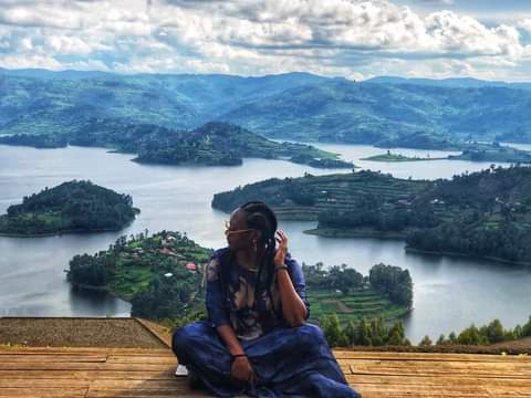 #Uganda😍 Guys, where are you spending your Christmas holidays? This is so beautiful! #LakeBunyonyi #ExploreUganda @ExploreUganda