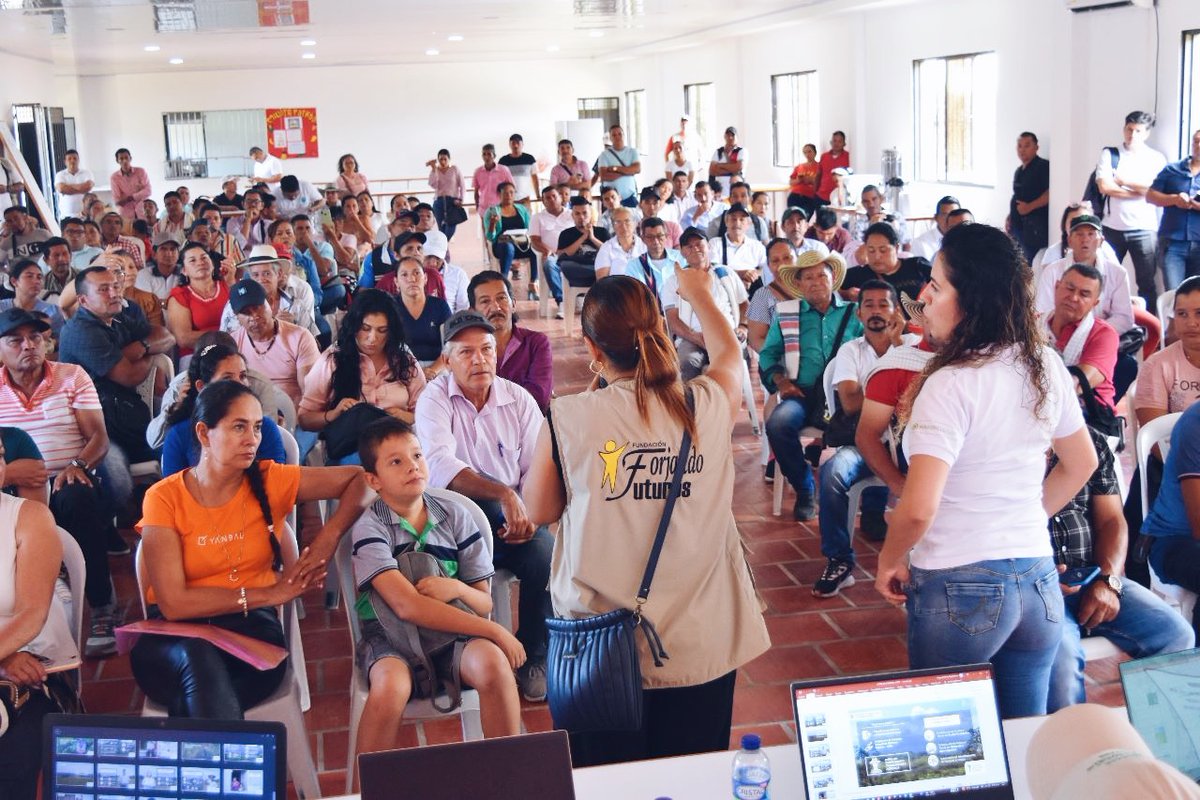 forjandofuturos's tweet photo. En el Sur de Bolívar trabajamos por la formalización de predios de las campesinas y campesinos. Avanzamos en los estudios jurídicos y técnicos para que se adjudique la tierra. 
Entre todas y todos construimos la Paz Total. 
@generalitat @MovimientoxlPaz  @ACPPasamblea @FundHogar https://t.co/DmD6JpKcMh