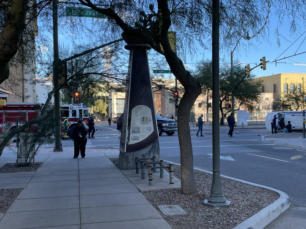 Radioleslie's tweet photo. @whatsuptucson accident at Broadway and Scott! Left lane on Broadway is getting g through right now. https://t.co/prSewNCXg2