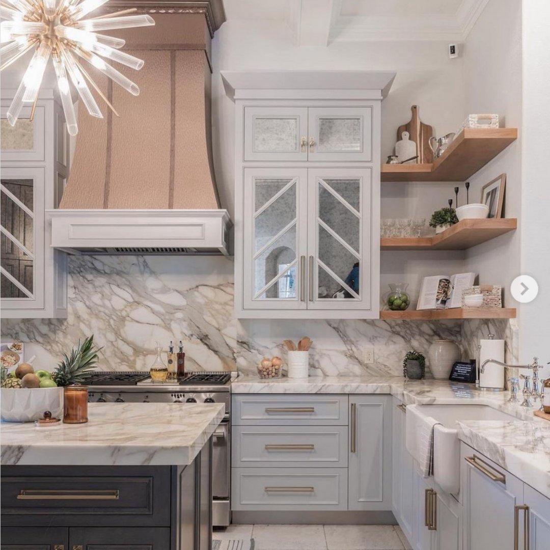 AlexBeauregard1's tweet image. You know when there are too many beautiful things to comment on, so you opt for silence...that is the effect this kitchen has 😍 

📸 @inspire_me_home_decor (IG)

#kitchendecor #fallkitchendecor #autumnkitchendecor #kitcheninspo