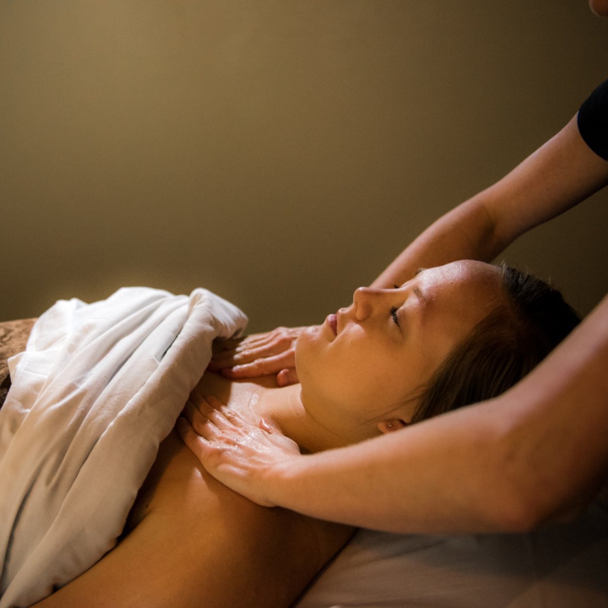 ETMSarasota's tweet photo. We cultivate a relaxing atmosphere and pair it with effective work to ease your body's tension and put you in a peaceful, comfortable place. https://t.co/UsI5cQPSAd