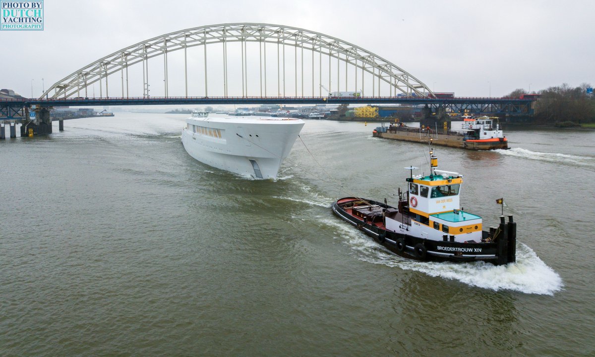 Dutchyachting's tweet photo. Please enjoy these drone images of Project 1012’s transport to Makkum yesterday. Photos by @DutchYachting.
#Feadship #Project1012 #NB1012 #Drone #Makkum #Nieuwegein #PrinsesBeatrixsluis #Vreeswijk https://t.co/mXIJ4lBGmi