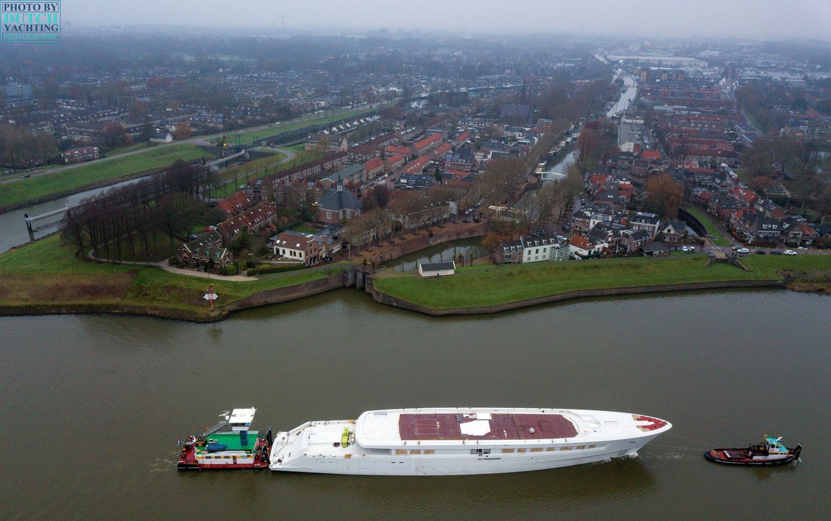 Dutchyachting's tweet photo. Please enjoy these drone images of Project 1012’s transport to Makkum yesterday. Photos by @DutchYachting.
#Feadship #Project1012 #NB1012 #Drone #Makkum #Nieuwegein #PrinsesBeatrixsluis #Vreeswijk https://t.co/mXIJ4lBGmi