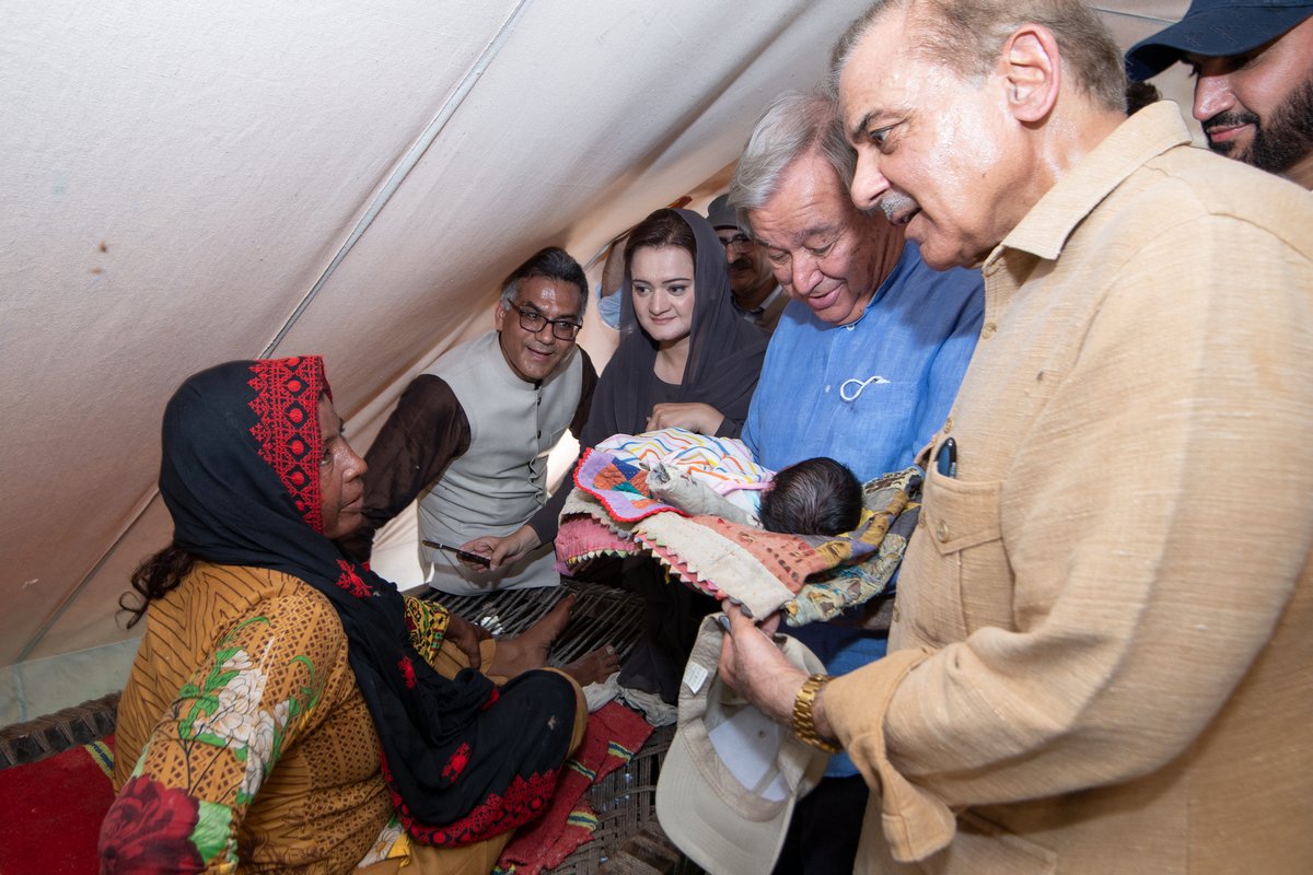 antonioguterres's tweet image. This year, I visited Pakistan, the Sahel &amp;amp; other places affected by the climate crisis.

I could see first hand that leaders worldwide aren&apos;t doing enough to address the climate emergency.

We need more #ClimateAction to realize everyone’s right to a healthy environment.