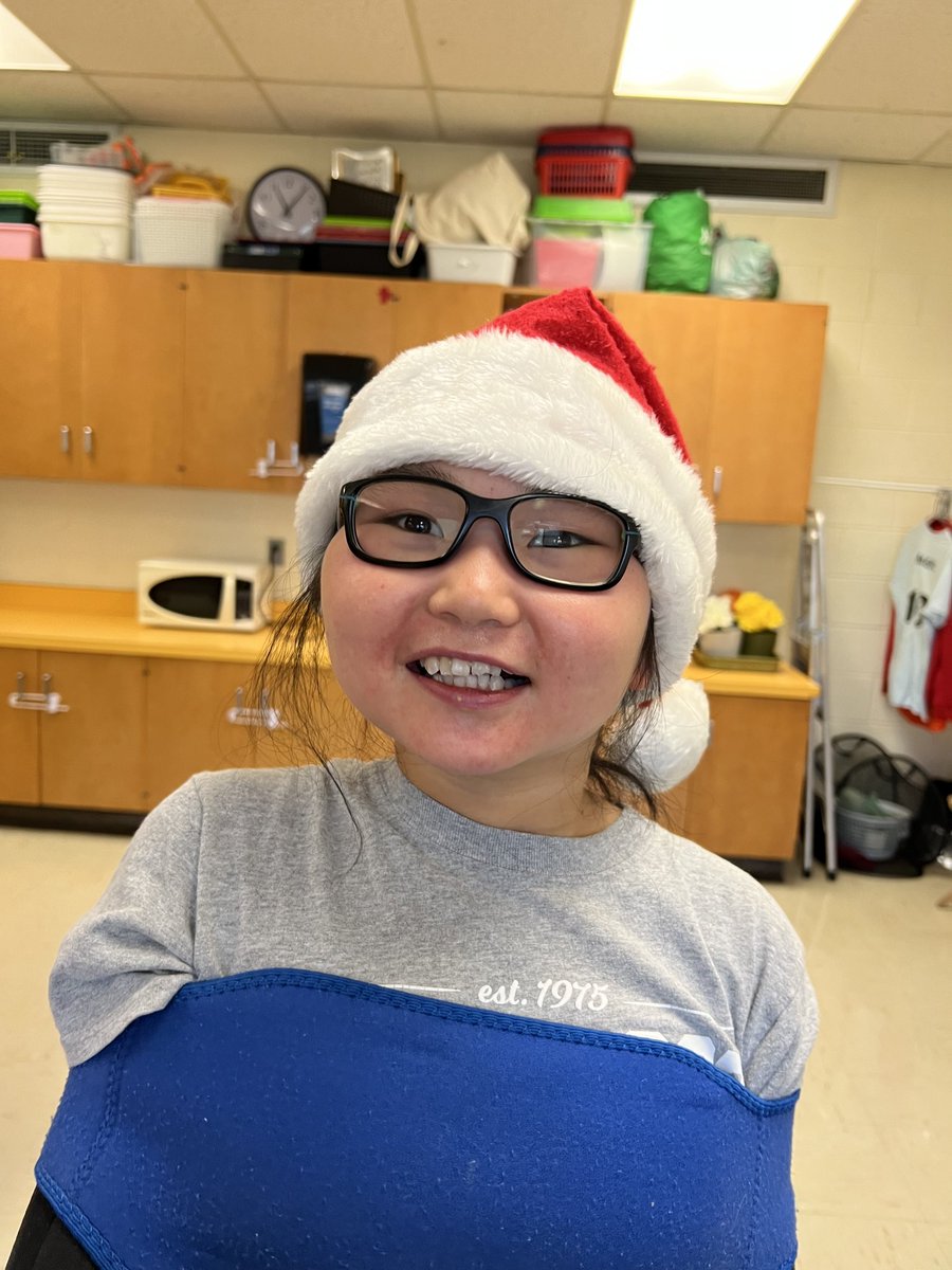 WatchtheQuach's tweet photo. Room 3 @GlenwoodHWDSB wishes you and your loved ones a safe and happy holiday season! #HWDSB #HamOnt ☃️ https://t.co/1Z8akOtSx9