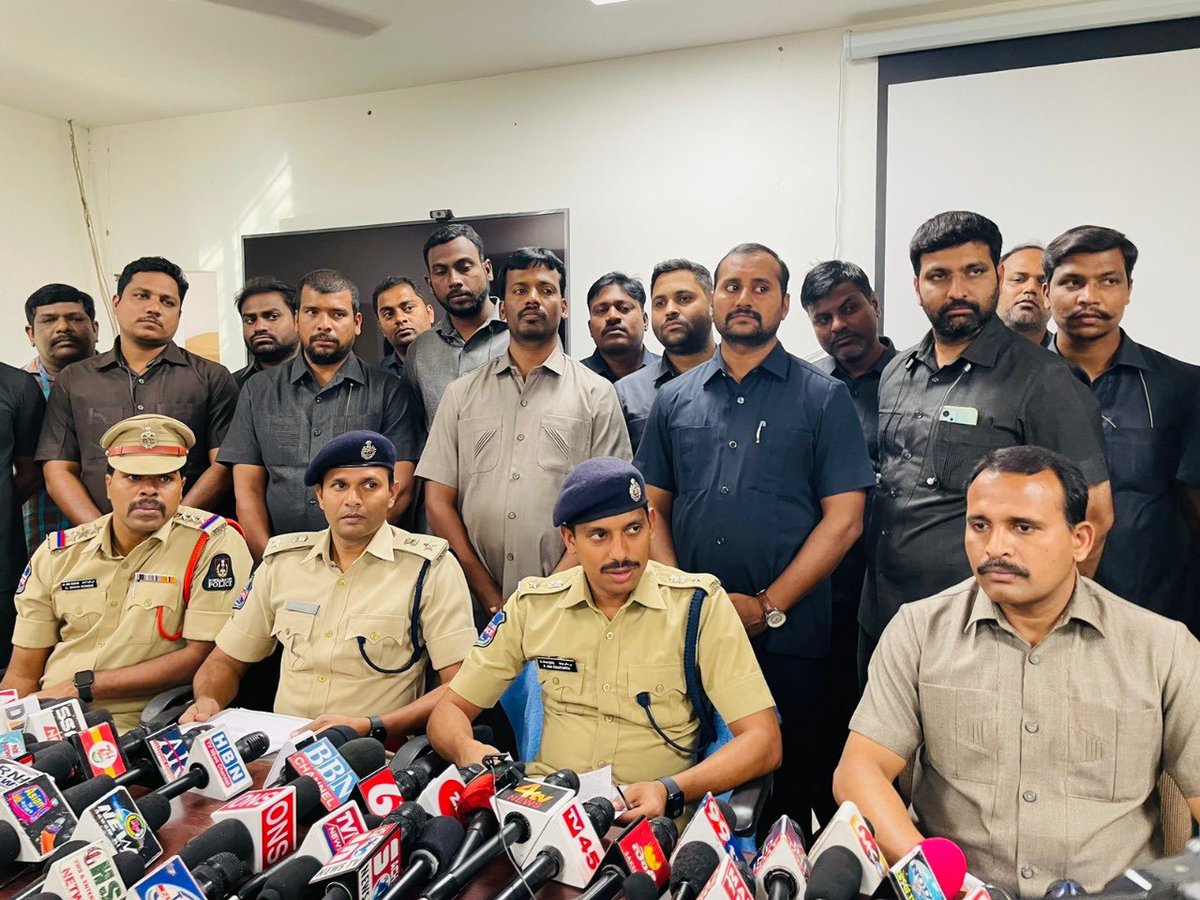 hydcitypolice's tweet photo. The Hyderabad Police Commissioner's Task Force, South Zone Team, and Moghalpura Police apprehended four members who were providing fake birth certificates to needy customers without following proper procedure and collecting large sums from them. https://t.co/YNNfRiVdqK