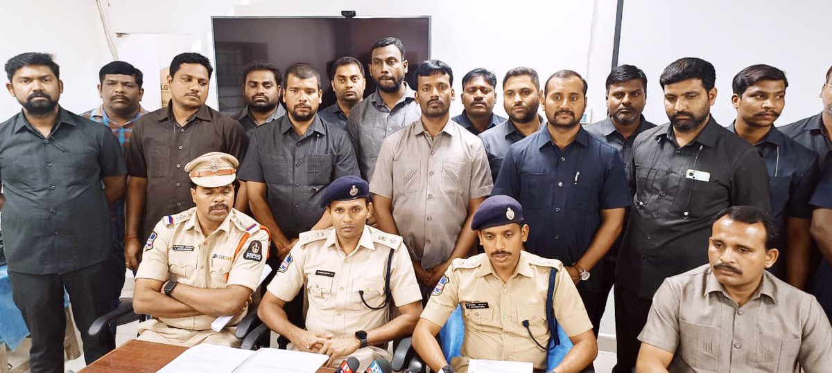hydcitypolice's tweet photo. The Hyderabad Police Commissioner's Task Force, South Zone Team, and Moghalpura Police apprehended four members who were providing fake birth certificates to needy customers without following proper procedure and collecting large sums from them. https://t.co/YNNfRiVdqK