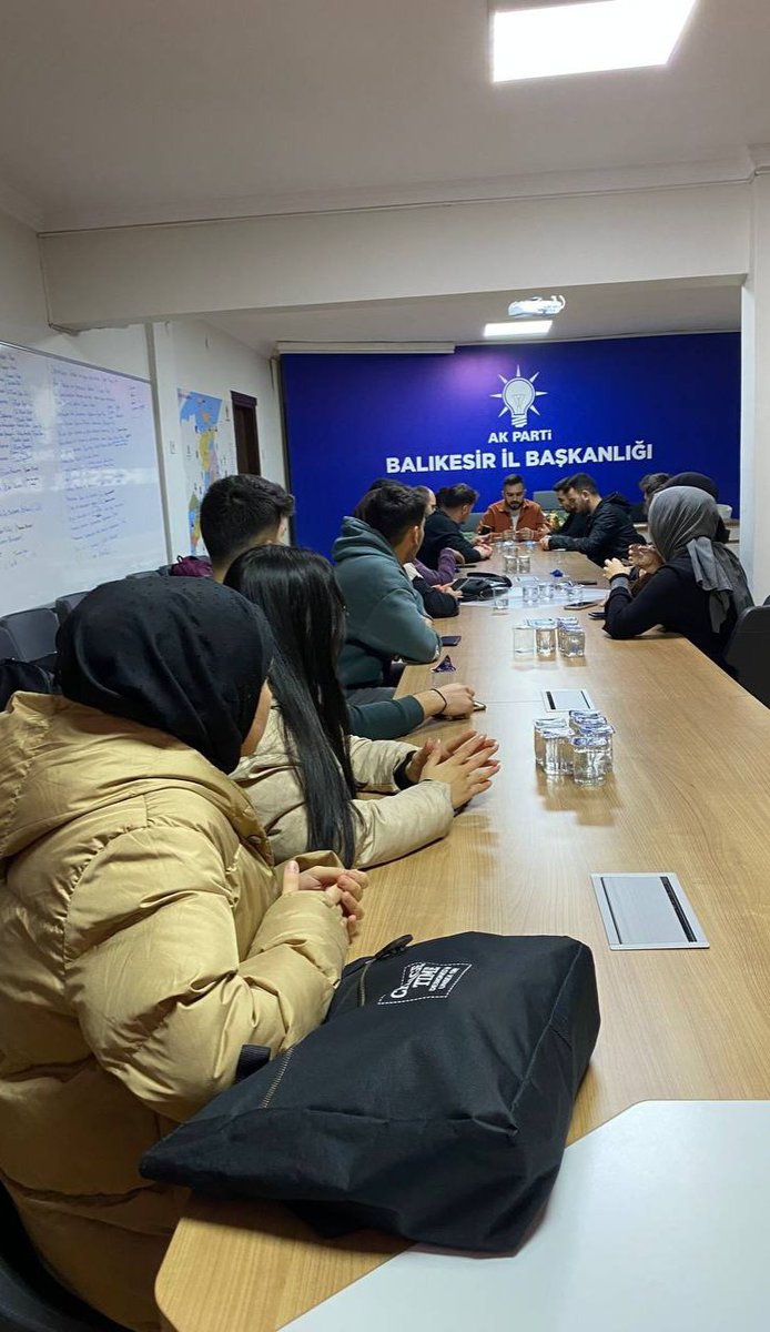 İl Üniversiteler başkanımız <a href="/furkanenesdzg/">Furkan Enes</a> katılımlarıyla haftalık Üniak Yönetim Kurulu toplantımızı il binamızda gerçekleştirdik.
#seninyerinüniak