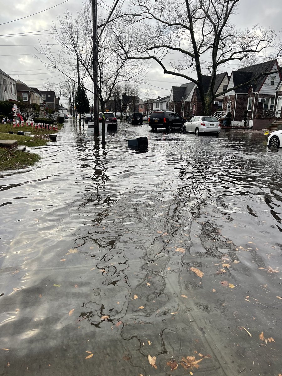 jayz572's tweet photo. #n12stormwatchers Howard beach Queens https://t.co/zxLgEHdAhO