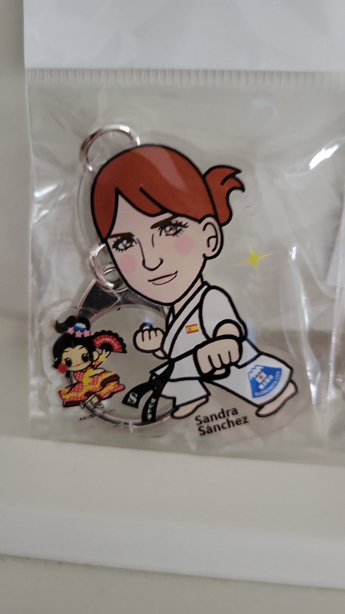 😔😔 Así encontramos el coche, después de la noche en la Gala del COE, lo habíamos dejado aparcado al lado del hotel Meliá Castilla pq aunque teníamos parking reservado en el hotel estaba lleno. Llegábamos de nuestro viaje a Japón. Se han llevado una maleta con mis karategis😰...