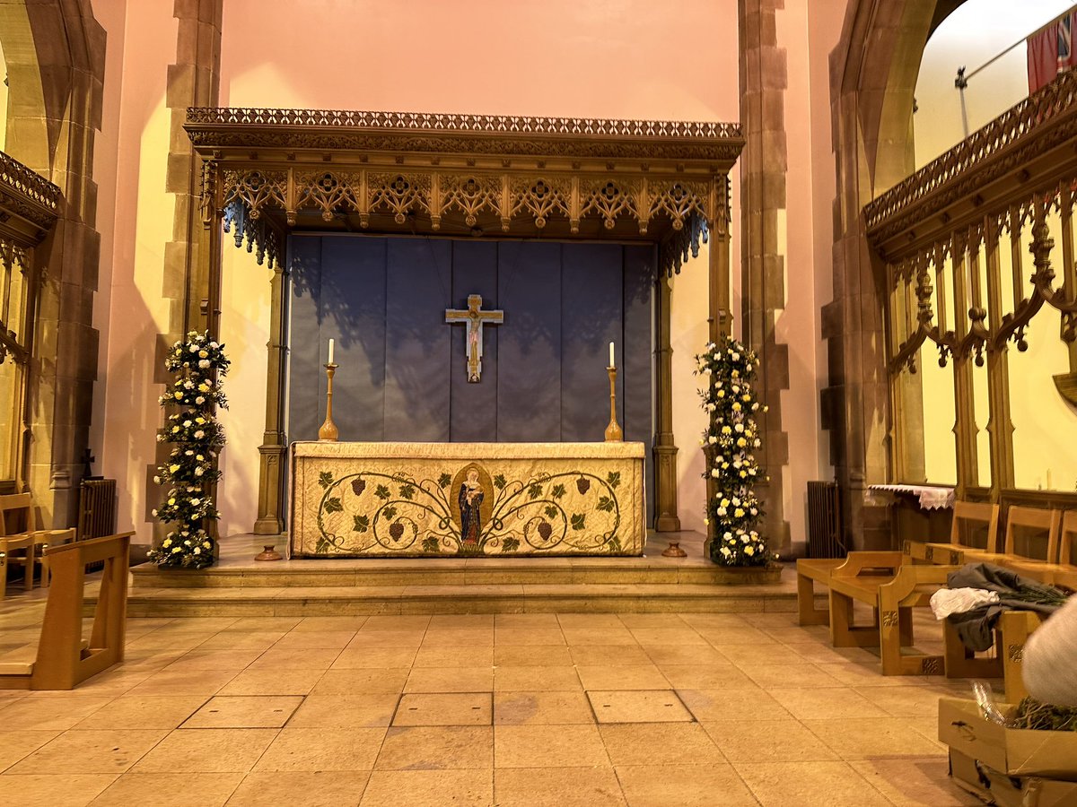 sarahdoyley6944's tweet photo. It was a busy one for the #FlowerTeam @LiverpoolParish this morning. Getting church ready for the first mass of Christmasπ https://t.co/0IHmPa52uk