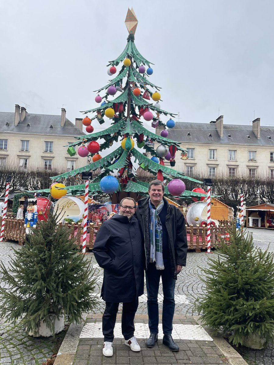 🎄 Marché de noël des Ambassadeurs #Renaissance, avec mon ami François Cormier-Bouligeon, député de la 1ère circonscription du Cher. Belles fêtes à toutes et tous 🎉
#Tours
<a href="/FCBDeputeduCher/">François Cormier-Bouligeon</a>
<a href="/steph_sejourne/">Stéphane Séjourné</a>