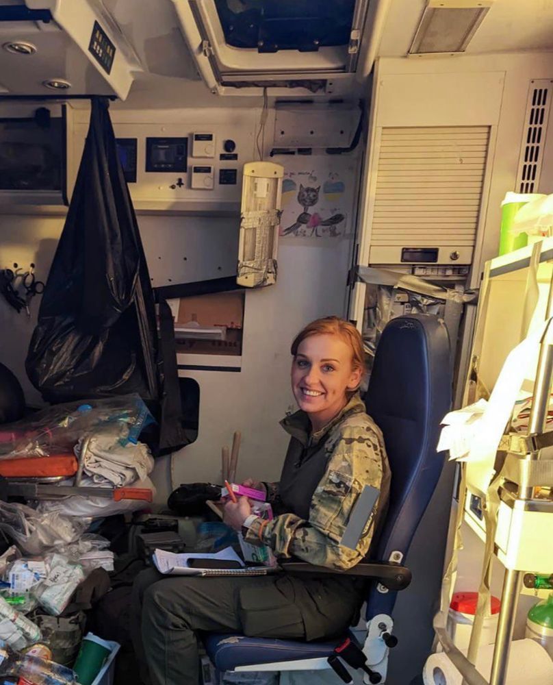 LJLMD's tweet photo. Ukrainian Hospitaller Combat Medic.
A volunteer from the United States of America, Rebecca Macyrovska.
Hospitallers are a famous volunteer combat medics.
They - as Ukrainian combat medics - are also a prime target for Russians.
#ukraine #photography #postplaces #news #medic https://t.co/sYTFqjI6x7
