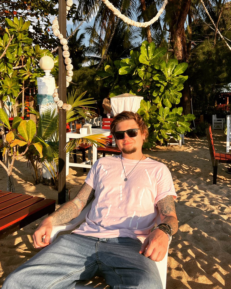 sti_'s tweet photo. Мерч який мені не соромно носити. Deafheaven “Sunbather” це не тільки революційний реліз для блек металу але й ще In your face естетика яка возить хуем по обличчу найбільш консервативної прослойки металу своїм рожевим кольором обкладинки. Гордий бути фаном. https://t.co/6CDtXK0XB2