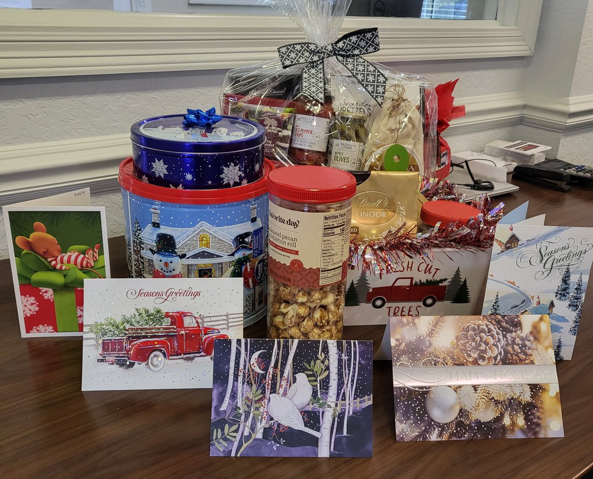 TheGatewayClub's tweet photo. The Holiday cheers and sweets are rolling in at Gateway Club!

#WeLoveOurResidents #BoyntonBeach #Holidays2022 #HappyHolidays #HolidayCheer #Community https://t.co/4po0nb7yCF