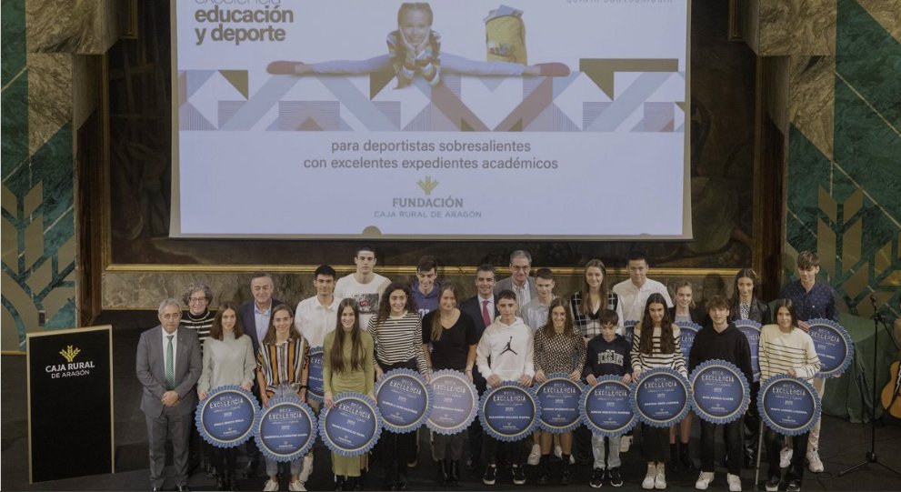 Zahra González, recibe la Beca Excelencia que concede la Caja Rural de Aragón