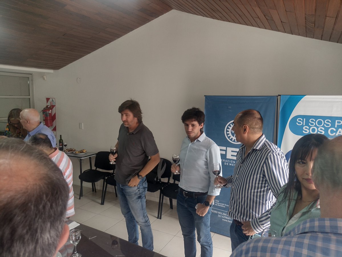 Brindis de la FEM 

Encabezada por el presidente de la FEM, Alfredo Cecchi, la institución que representa a las Pymes de Mendoza realiza hoy en su sede de calle Pedro Molina de Ciudad, su tradicional brindis de fin de año.

Les deseamos a todos unas felices Fiestas.

¡Salud!