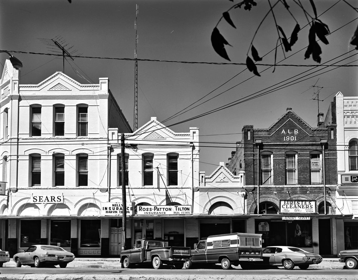 TracesofTexas's tweet photo. Scene in downtown Lockhart, 1970s.  These buildings still stand, as a Google Streetview shows:  https://t.co/QzBHZozu4F

Doesn't Lockhart have one of the best old downtown areas in Texas?

Courtesy the great folks at the @TxHistComm via The Portal to Texas History. https://t.co/t4d4aTrDoz