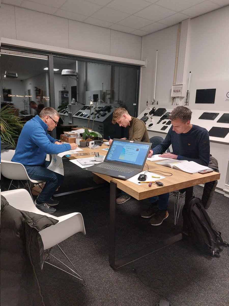 Extra les vaarbewijs 2, geen probleem en geen Extra kosten. Wij leveren met de overtuiging dat de cursist slaagd. Ja zo voor de feestdagen geen issue. Kijk op onze site. Fijne feestdagen en alvast een veilig vaarseizoen 2023 t-n-d.nl t-o-n.nl