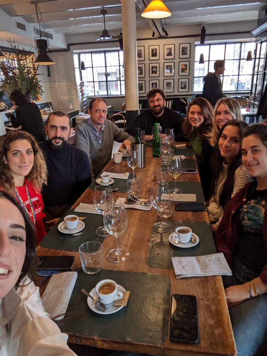 Brighty wine-based brain-storming at <a href="/SciumeLab/">Sciume_Lab</a> and @BernardiniLab Xmas lunch 🎄