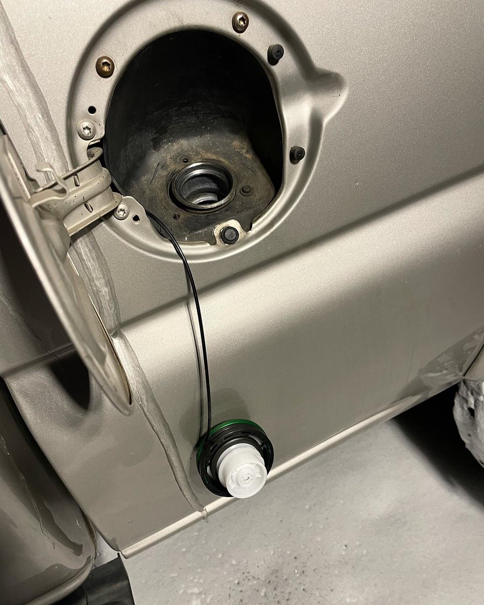 DiyDiesel's tweet photo. Ok read this… Sometimes the smallest, and most affordable changes to your truck are the most effective. This Billet fuel cap by DMAXStore is perfect! 
3 ways to hang it. 
1. OEM Teather Style 
2. Built in Magnet (My Favorite) 
3. Machined for Factory Fuel Door Hook
 #duramax https://t.co/kiu6c2NljH