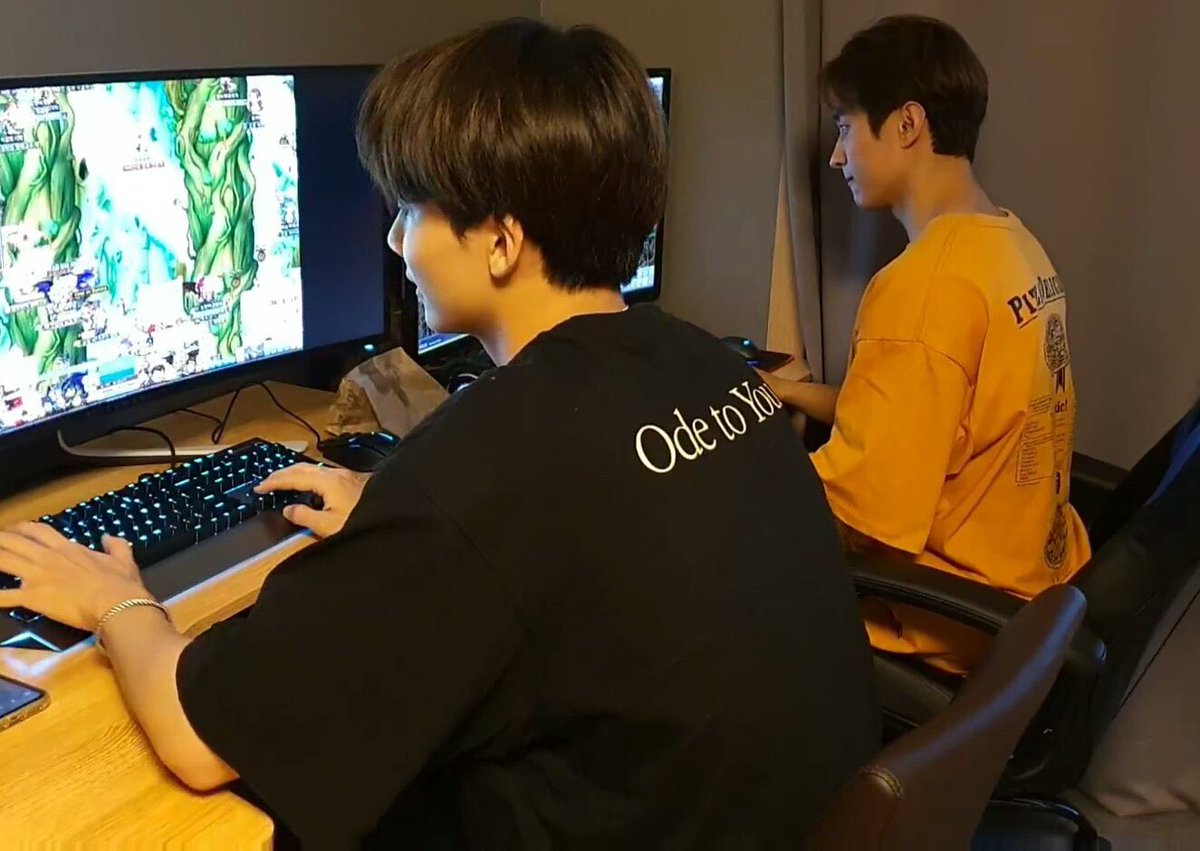 sweetyumi_'s tweet photo. bringing this back to when wonwoo had to post on weverse during dokyeom and jeonghan’s game live because dokyeom was using wonwoo’s pc and he aggressively smashing his keyboard 

🐈‍⬛: dokyeom-ah, that keyboard is expansive.

and it was really expensive 😭
https://t.co/6mSLSQ5xXi